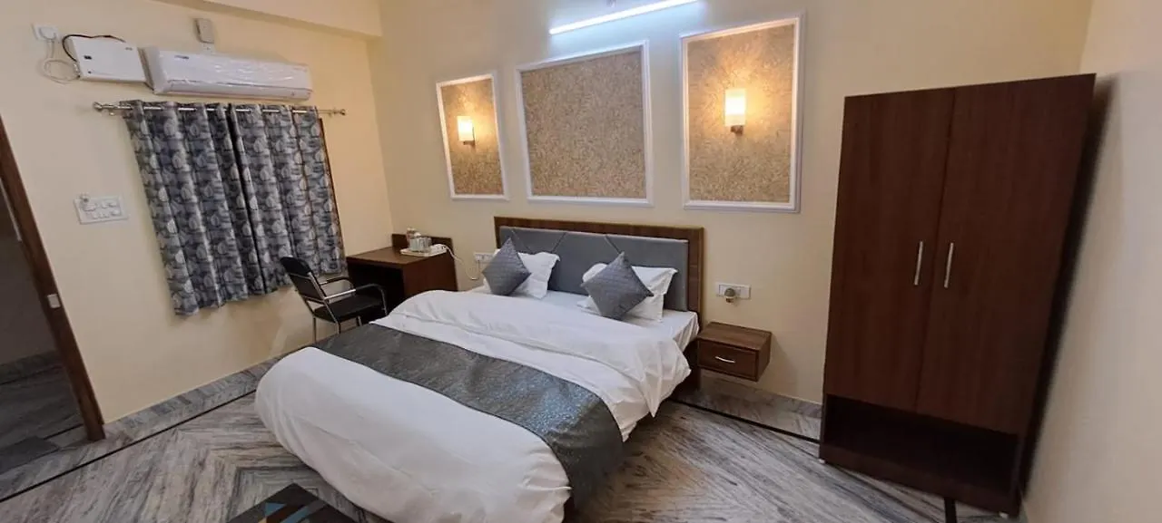 Shri Niwaas Guest House - Varanasi, Foreigners Choice, Fully Air Conditioned Rooms With Parking Availability On Site, Near To Dasashwamedh Ghat And Assi Ghat 0*,  Indie