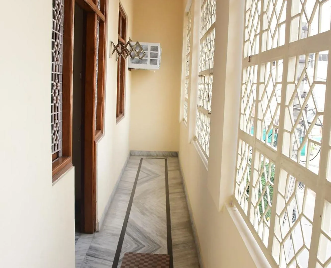 Shri Niwaas Guest House - Varanasi, Foreigners Choice, Fully Air Conditioned Rooms With Parking Availability On Site, Near To Dasashwamedh Ghat And Assi Ghat