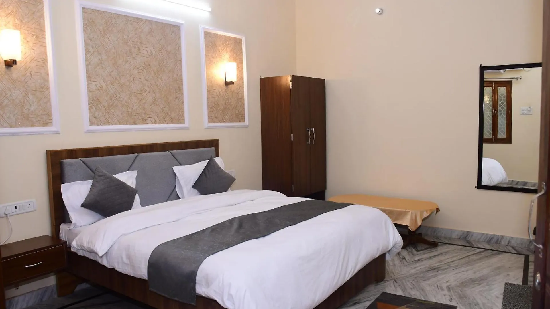 Shri Niwaas Guest House - Varanasi, Foreigners Choice, Fully Air Conditioned Rooms With Parking Availability On Site, Near To Dasashwamedh Ghat And Assi Ghat 0*,
