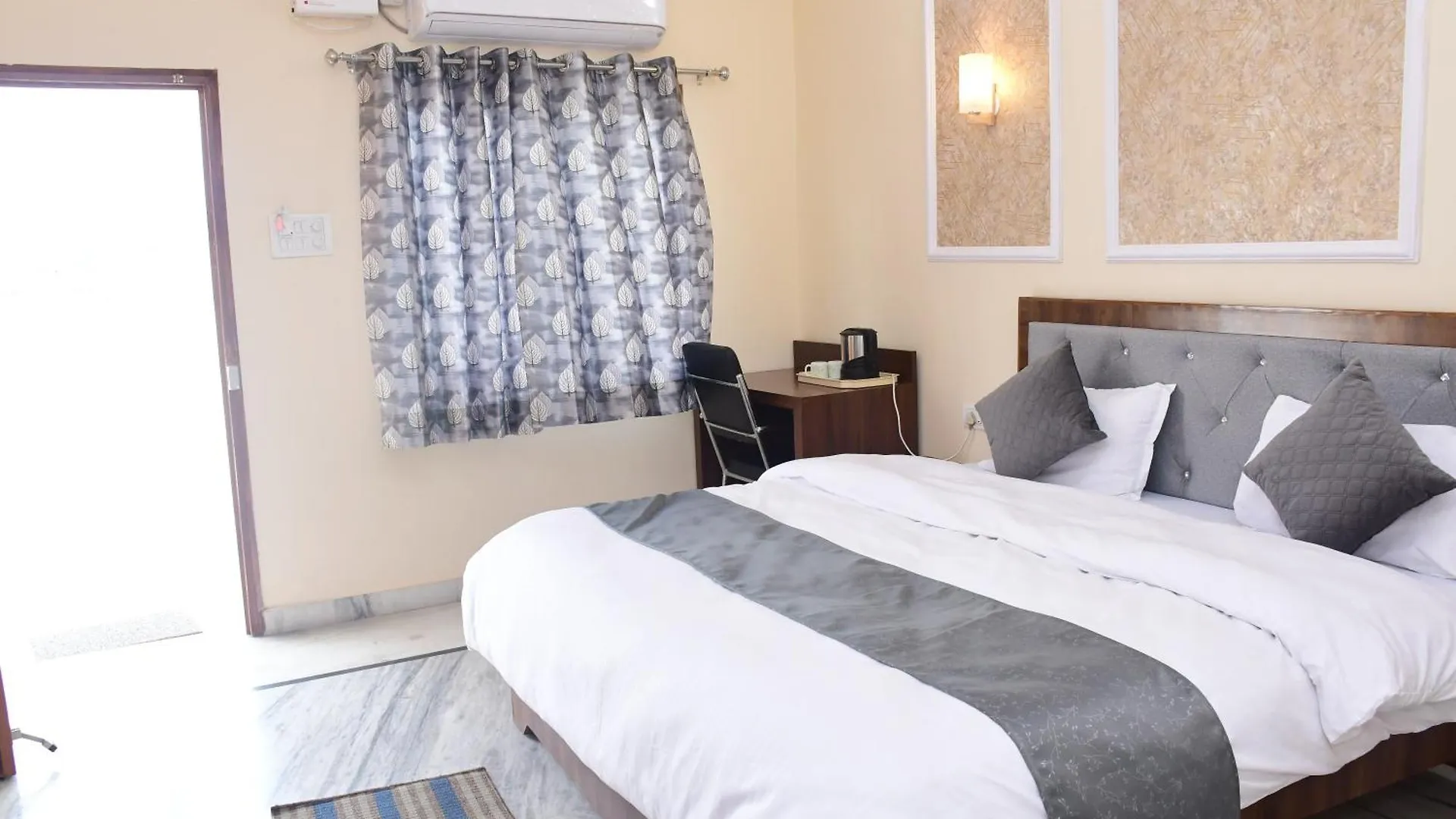 Shri Niwaas Guest House - Varanasi, Foreigners Choice, Fully Air Conditioned Rooms With Parking Availability On Site, Near To Dasashwamedh Ghat And Assi Ghat