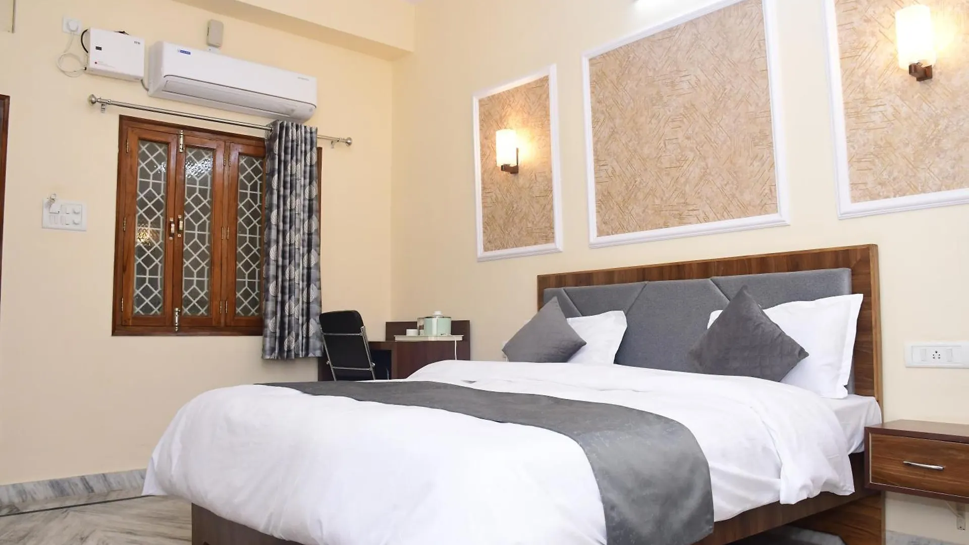 Shri Niwaas Guest House - Varanasi, Foreigners Choice, Fully Air Conditioned Rooms With Parking Availability On Site, Near To Dasashwamedh Ghat And Assi Ghat
