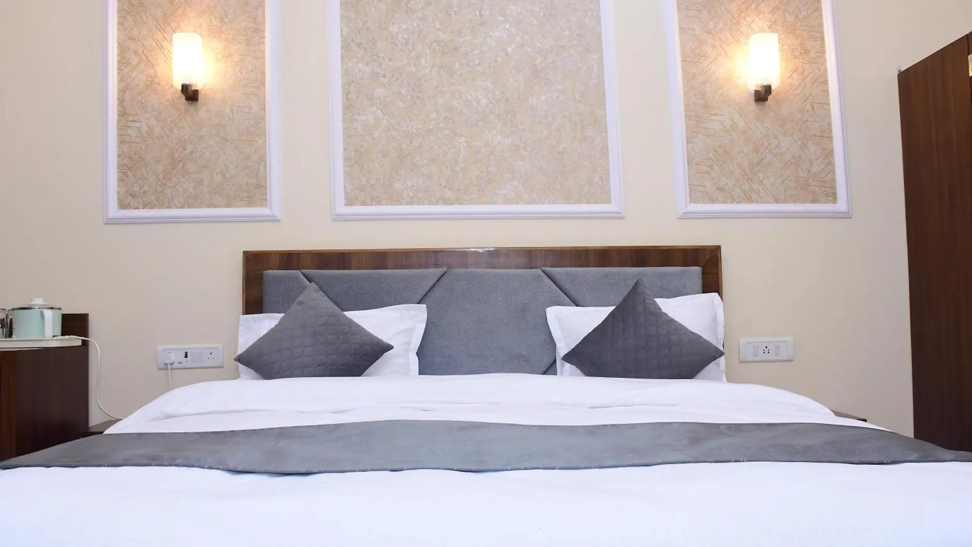 Shri Niwaas Guest House - Varanasi, Foreigners Choice, Fully Air Conditioned Rooms With Parking Availability On Site, Near To Dasashwamedh Ghat And Assi Ghat