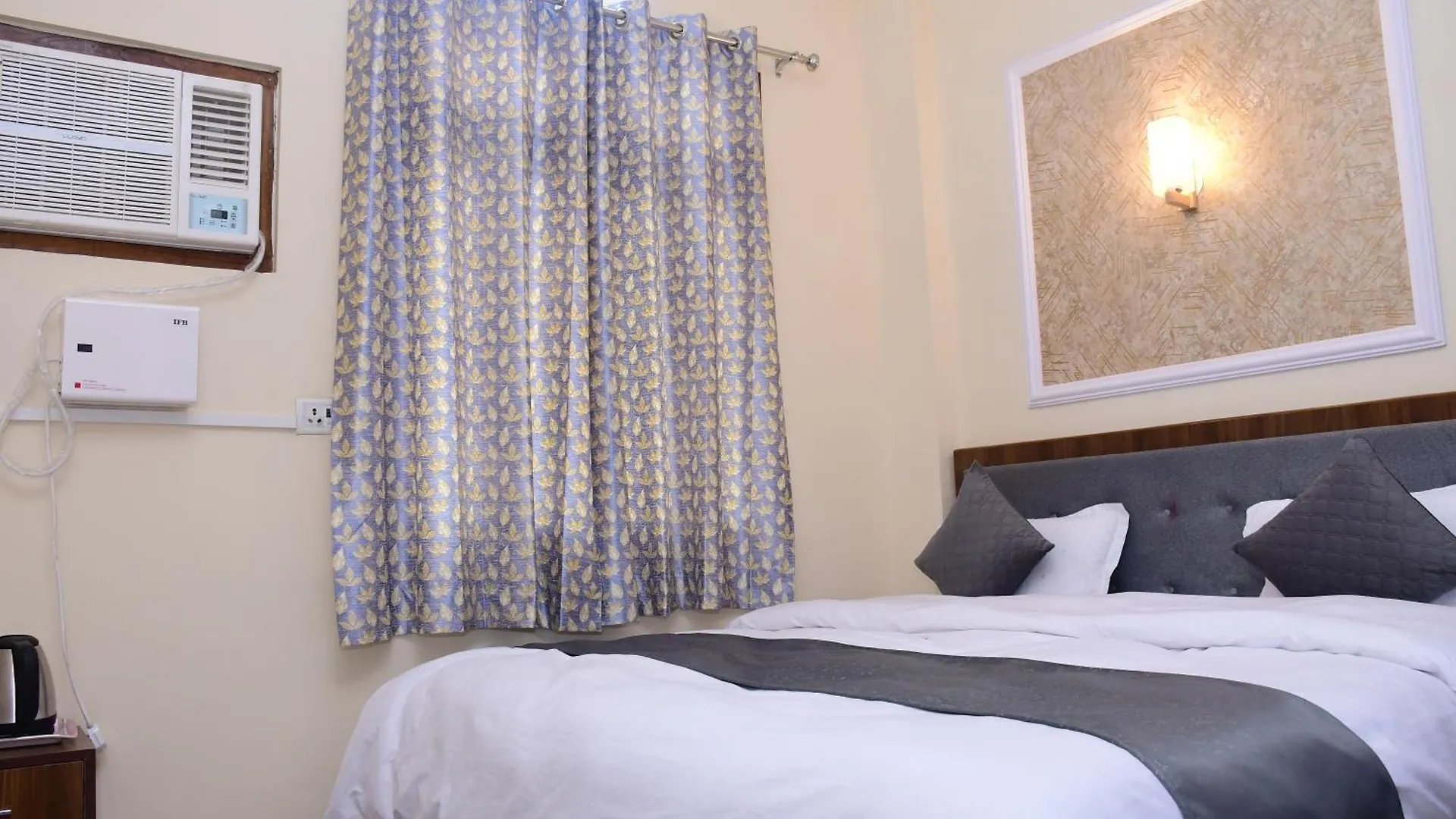 Shri Niwaas Guest House - Varanasi, Foreigners Choice, Fully Air Conditioned Rooms With Parking Availability On Site, Near To Dasashwamedh Ghat And Assi Ghat Indie