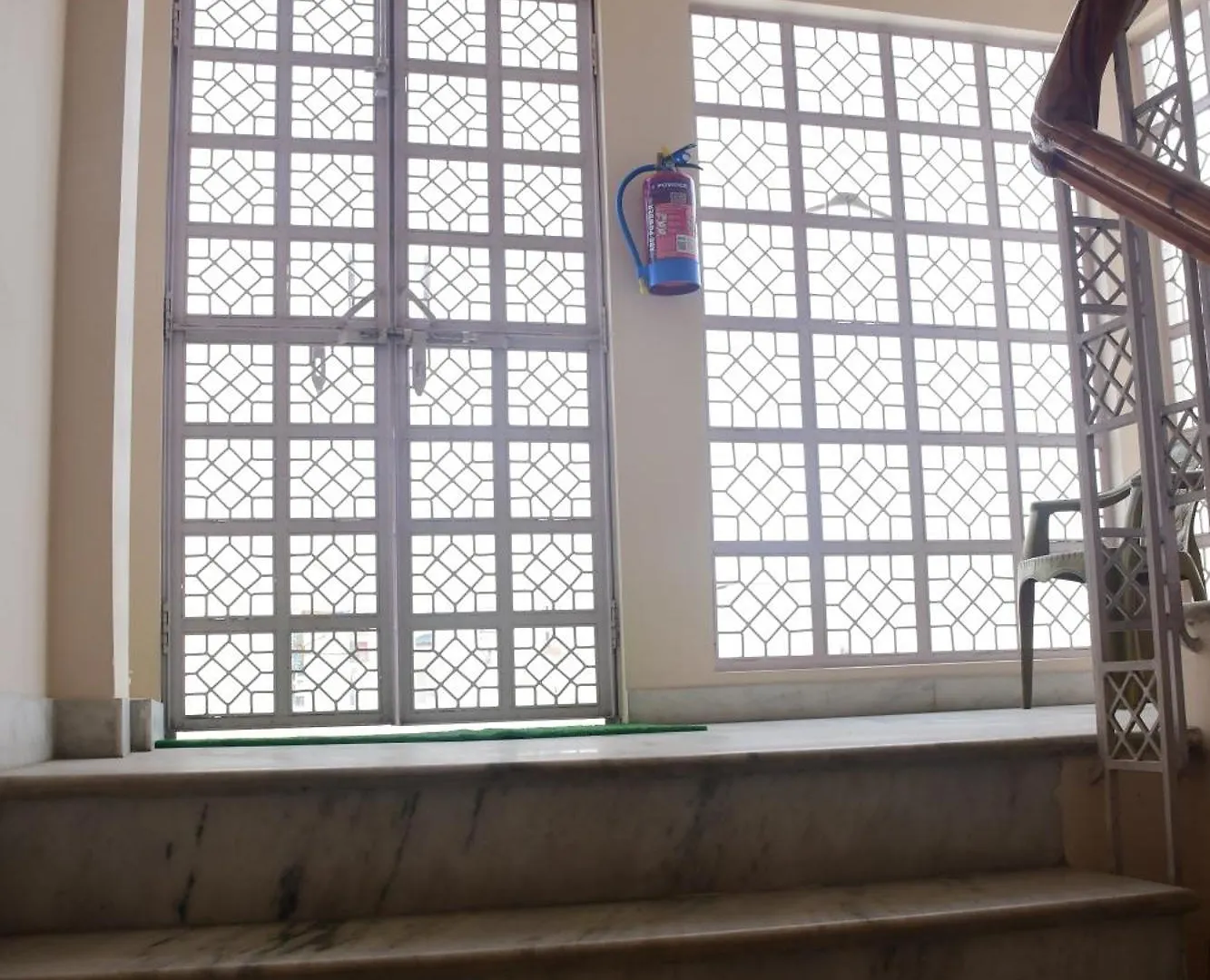 Shri Niwaas Guest House - Varanasi, Foreigners Choice, Fully Air Conditioned Rooms With Parking Availability On Site, Near To Dasashwamedh Ghat And Assi Ghat