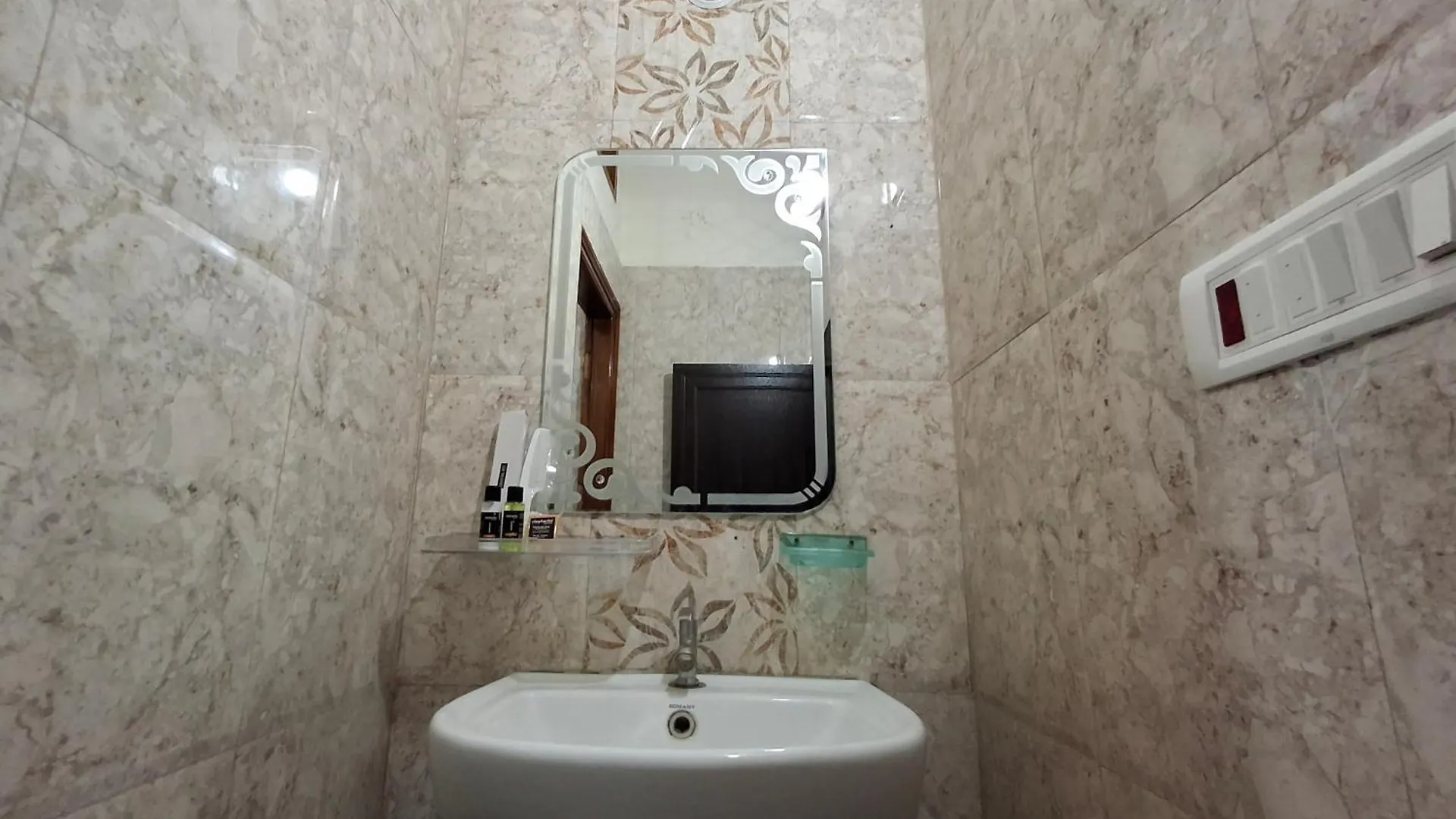Shri Niwaas Guest House - Varanasi, Foreigners Choice, Fully Air Conditioned Rooms With Parking Availability On Site, Near To Dasashwamedh Ghat And Assi Ghat