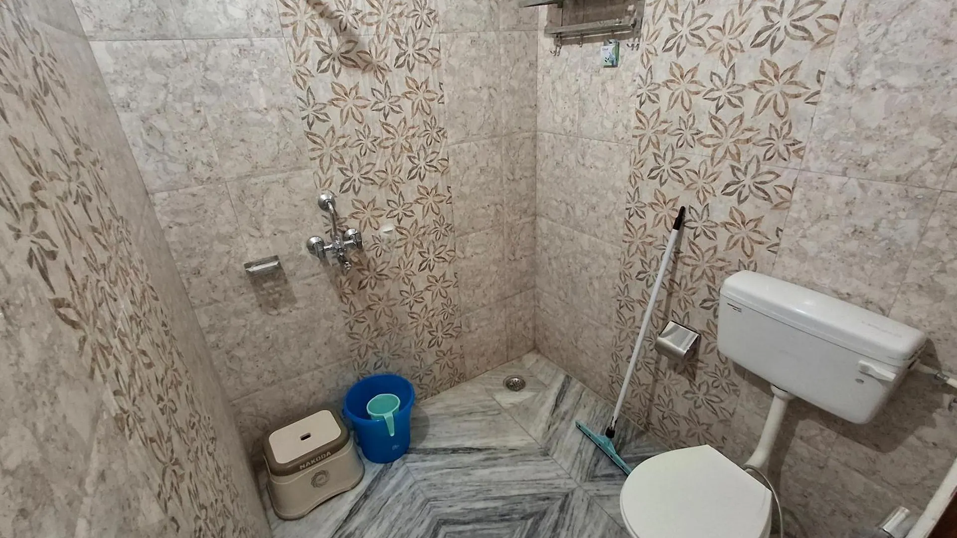Shri Niwaas Guest House - Varanasi, Foreigners Choice, Fully Air Conditioned Rooms With Parking Availability On Site, Near To Dasashwamedh Ghat And Assi Ghat