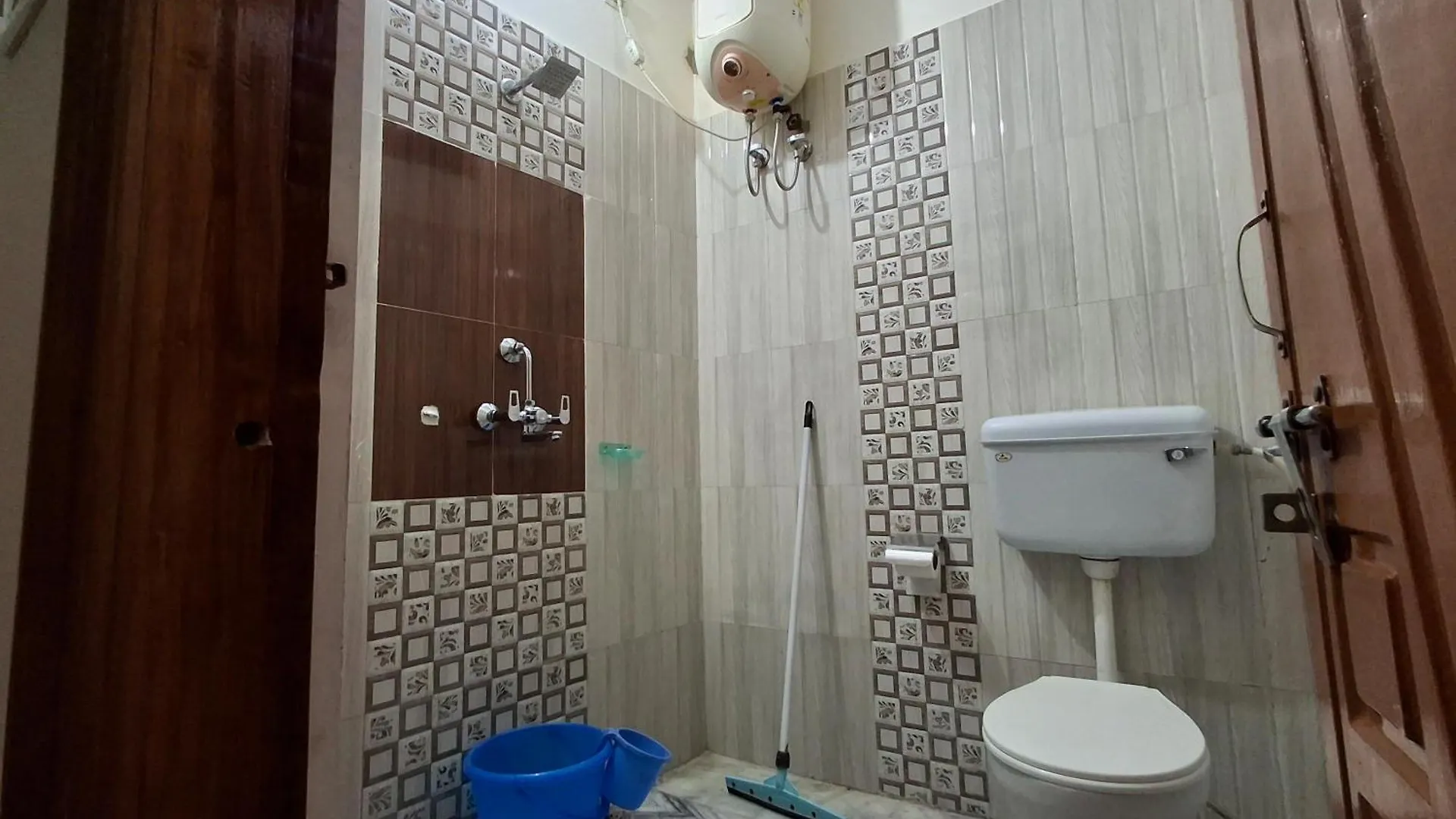 Shri Niwaas Guest House - Varanasi, Foreigners Choice, Fully Air Conditioned Rooms With Parking Availability On Site, Near To Dasashwamedh Ghat And Assi Ghat