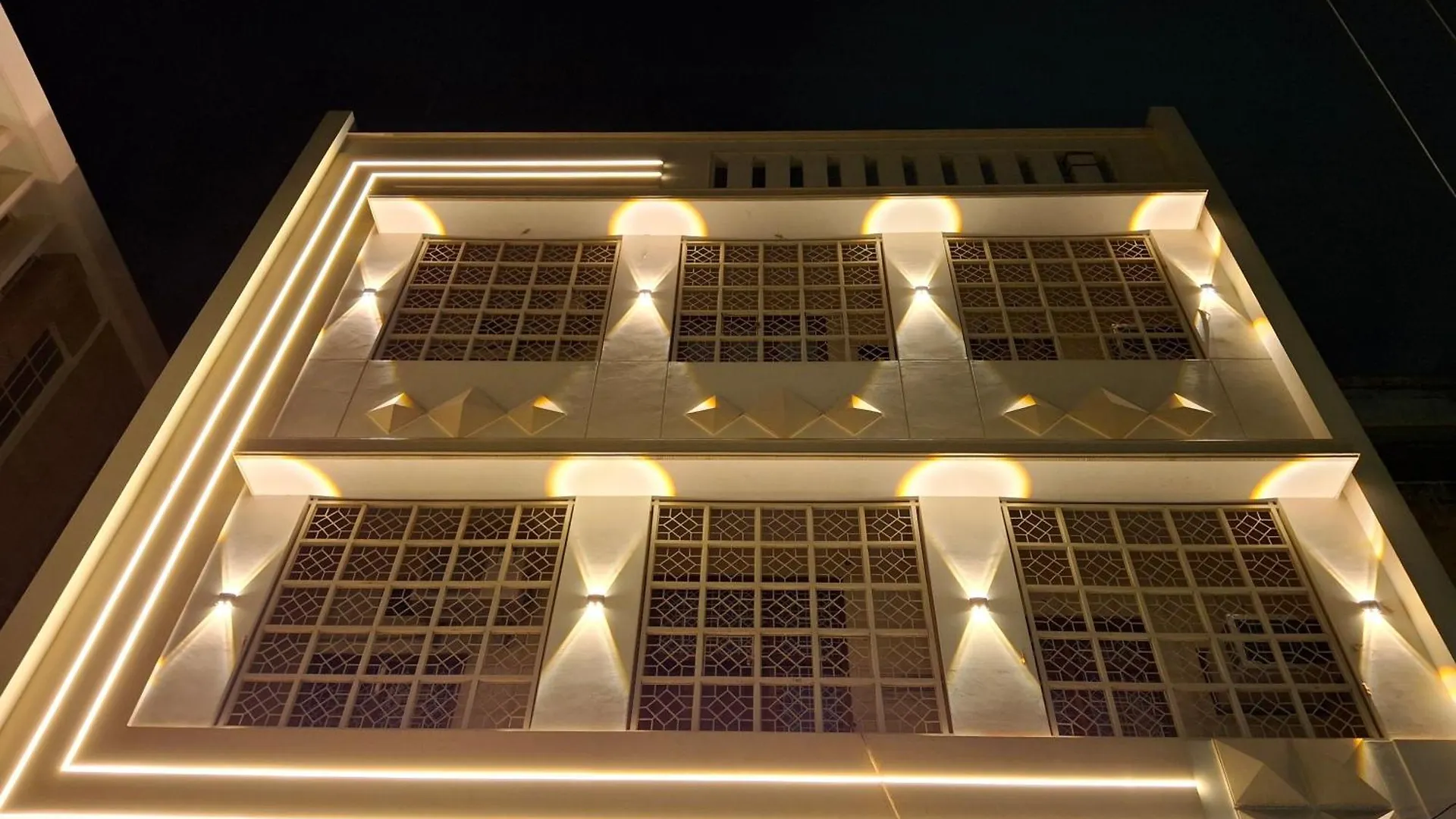 Shri Niwaas Guest House - Varanasi, Foreigners Choice, Fully Air Conditioned Rooms With Parking Availability On Site, Near To Dasashwamedh Ghat And Assi Ghat