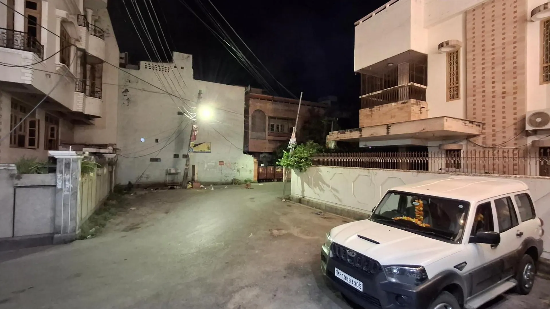 Shri Niwaas Guest House - Varanasi, Foreigners Choice, Fully Air Conditioned Rooms With Parking Availability On Site, Near To Dasashwamedh Ghat And Assi Ghat