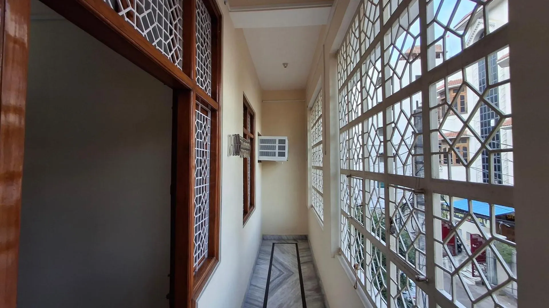 Shri Niwaas Guest House - Varanasi, Foreigners Choice, Fully Air Conditioned Rooms With Parking Availability On Site, Near To Dasashwamedh Ghat And Assi Ghat Indie