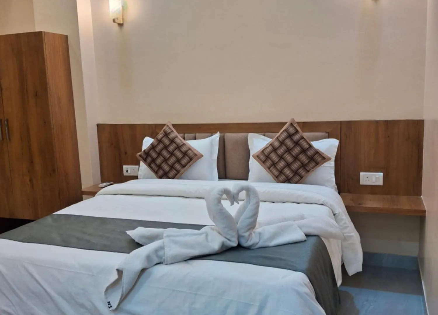 Shri Niwaas Guest House - Varanasi, Foreigners Choice, Fully Air Conditioned Rooms With Parking Availability On Site, Near To Dasashwamedh Ghat And Assi Ghat Indie