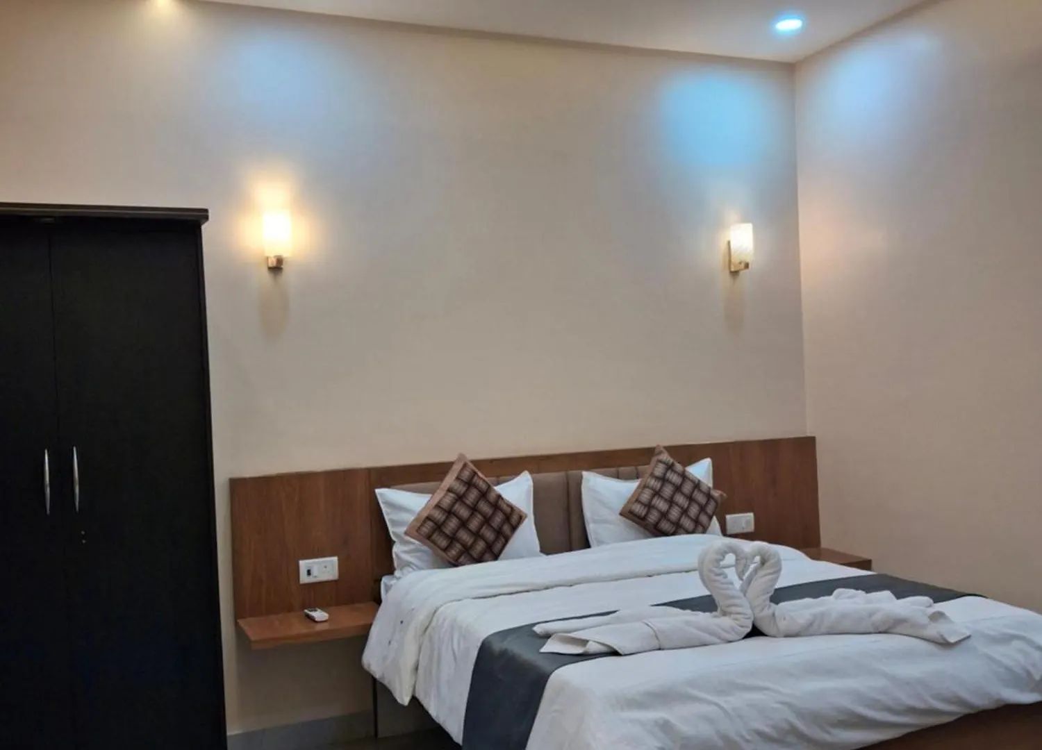 Shri Niwaas Guest House - Varanasi, Foreigners Choice, Fully Air Conditioned Rooms With Parking Availability On Site, Near To Dasashwamedh Ghat And Assi Ghat