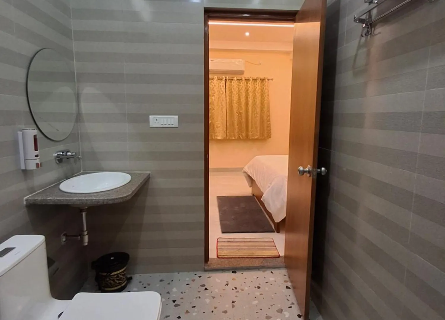 Shri Niwaas Guest House - Varanasi, Foreigners Choice, Fully Air Conditioned Rooms With Parking Availability On Site, Near To Dasashwamedh Ghat And Assi Ghat