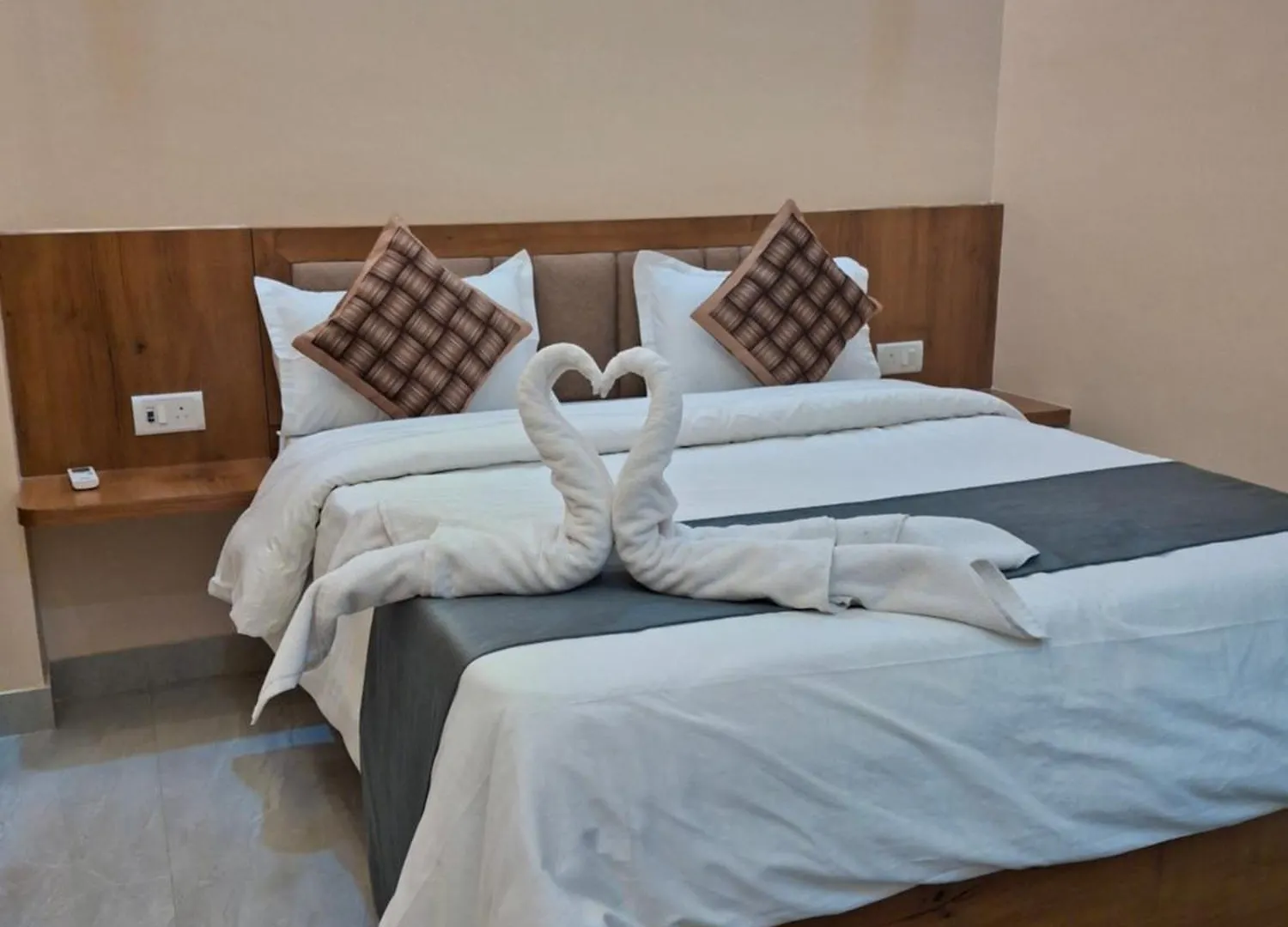 Shri Niwaas Guest House - Varanasi, Foreigners Choice, Fully Air Conditioned Rooms With Parking Availability On Site, Near To Dasashwamedh Ghat And Assi Ghat