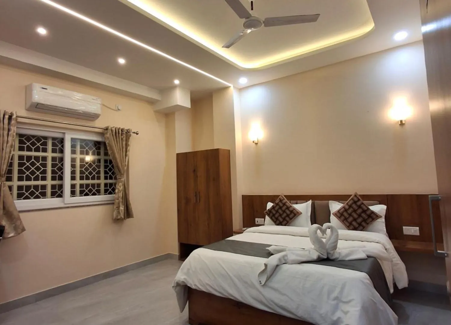 Shri Niwaas Guest House - Varanasi, Foreigners Choice, Fully Air Conditioned Rooms With Parking Availability On Site, Near To Dasashwamedh Ghat And Assi Ghat Indie