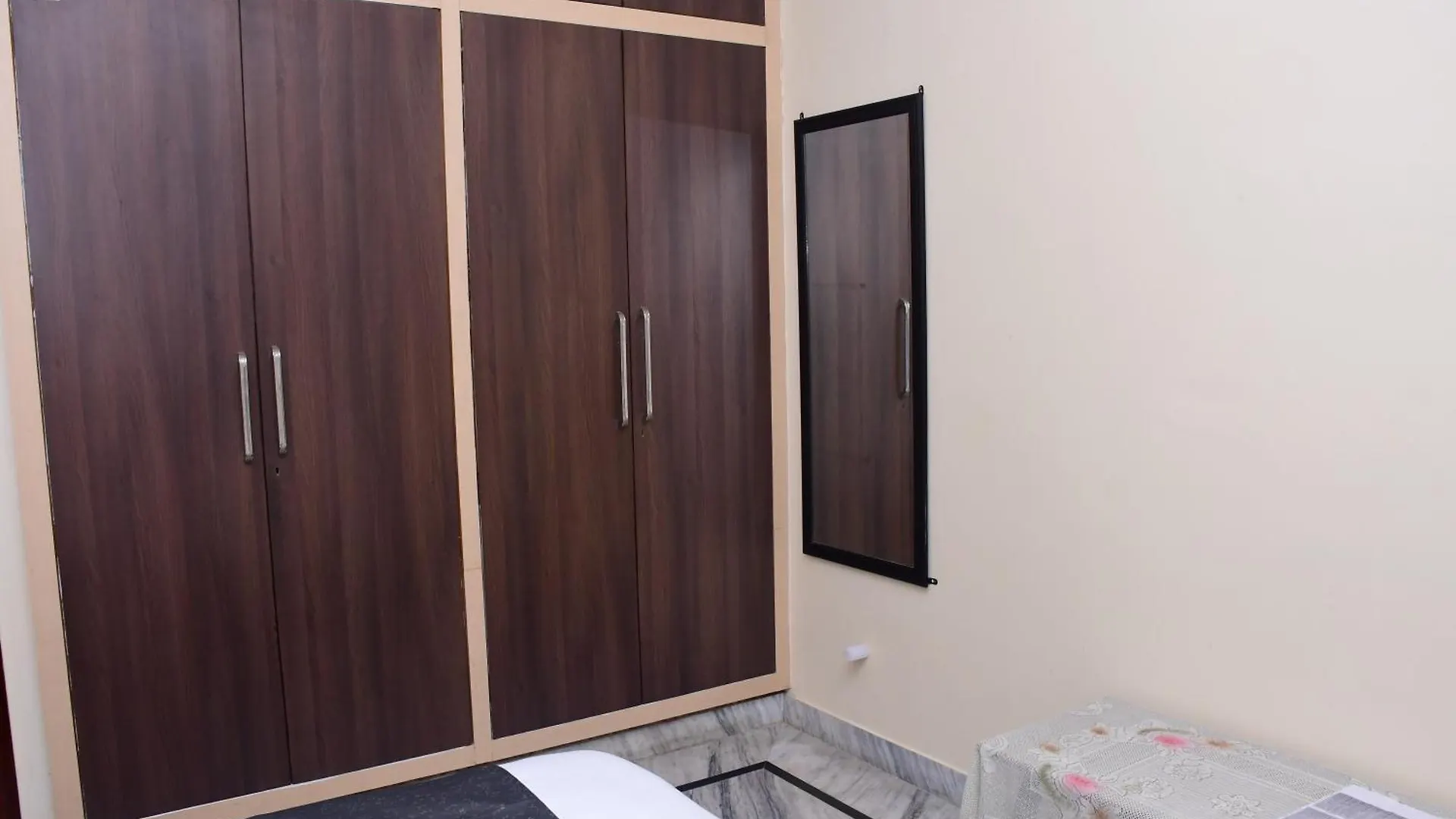 Shri Niwaas Guest House - Varanasi, Foreigners Choice, Fully Air Conditioned Rooms With Parking Availability On Site, Near To Dasashwamedh Ghat And Assi Ghat 0*, ורנאסי הודו