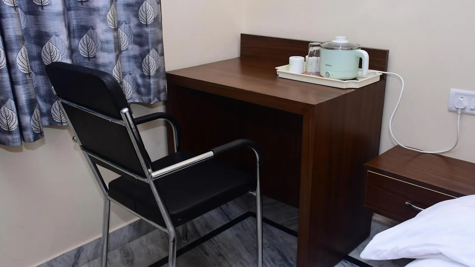 Shri Niwaas Guest House - Varanasi, Foreigners Choice, Fully Air Conditioned Rooms With Parking Availability On Site, Near To Dasashwamedh Ghat And Assi Ghat 0*, ורנאסי הודו