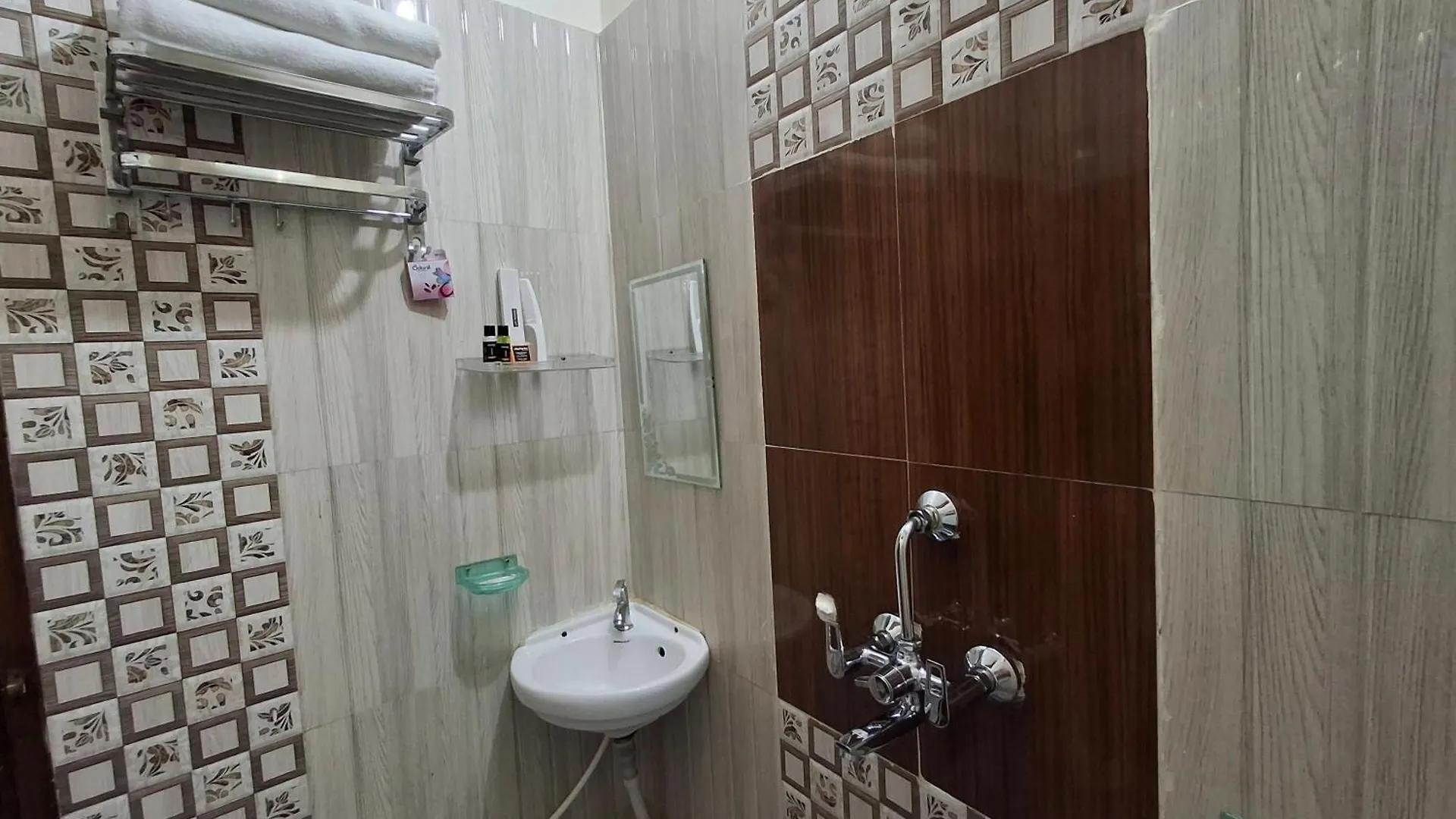 Shri Niwaas Guest House - Varanasi, Foreigners Choice, Fully Air Conditioned Rooms With Parking Availability On Site, Near To Dasashwamedh Ghat And Assi Ghat 0*, ורנאסי הודו