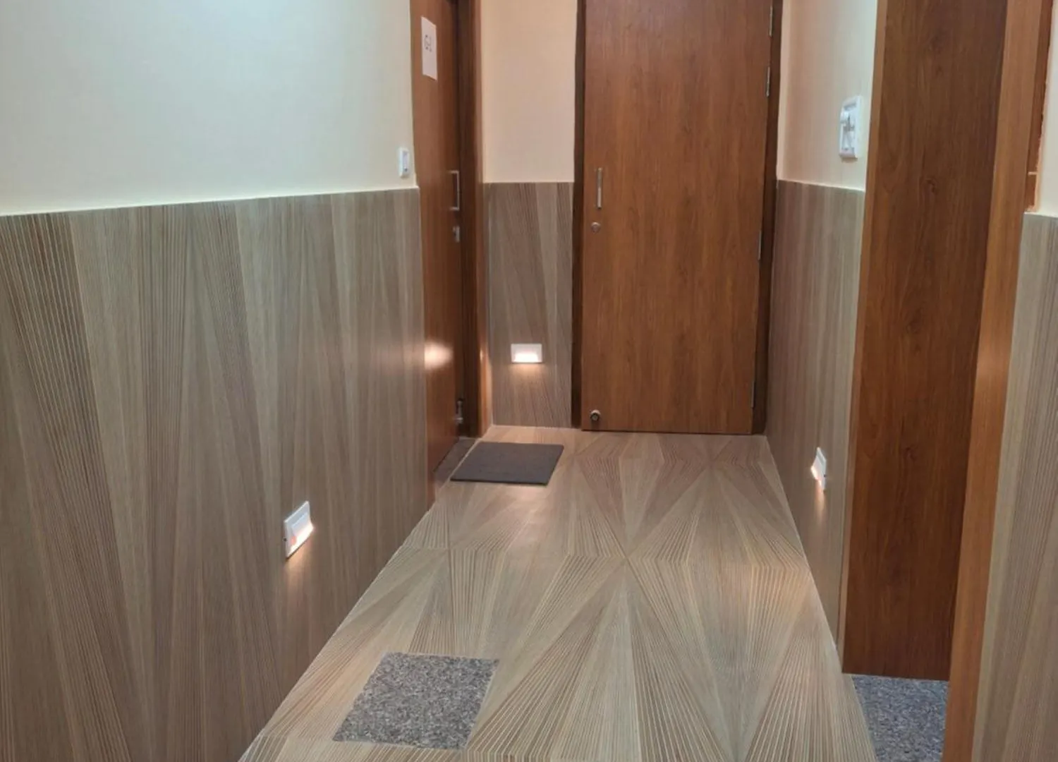 Shri Niwaas Guest House - Varanasi, Foreigners Choice, Fully Air Conditioned Rooms With Parking Availability On Site, Near To Dasashwamedh Ghat And Assi Ghat