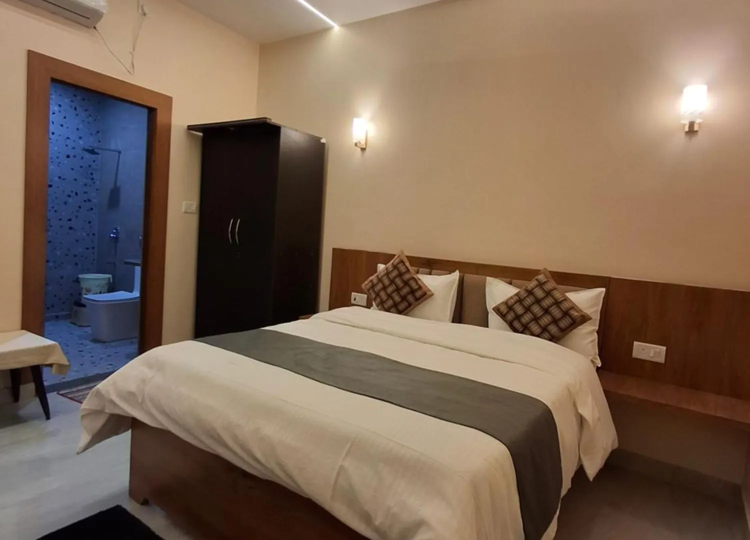 Shri Niwaas Guest House - Varanasi, Foreigners Choice, Fully Air Conditioned Rooms With Parking Availability On Site, Near To Dasashwamedh Ghat And Assi Ghat הודו